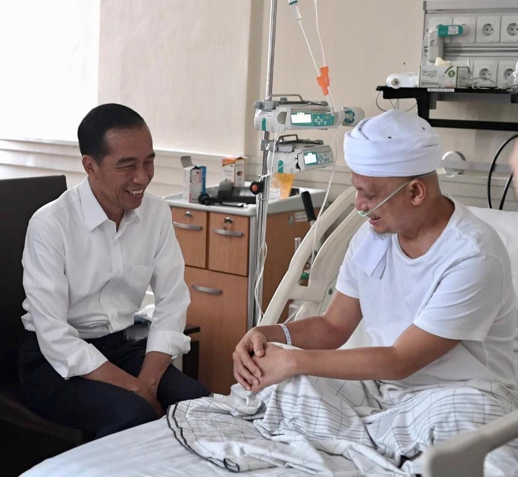 Momen ketika presiden Jokowi menjenguk ustaz Arifin Ilham.