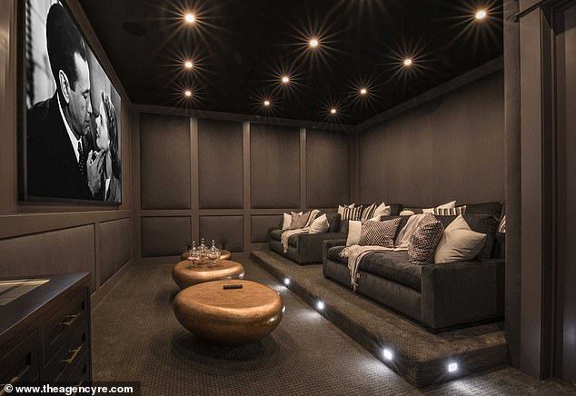 Ruang menonton yang nyaman yang juga bisa digunakan untuk makan malam romantis