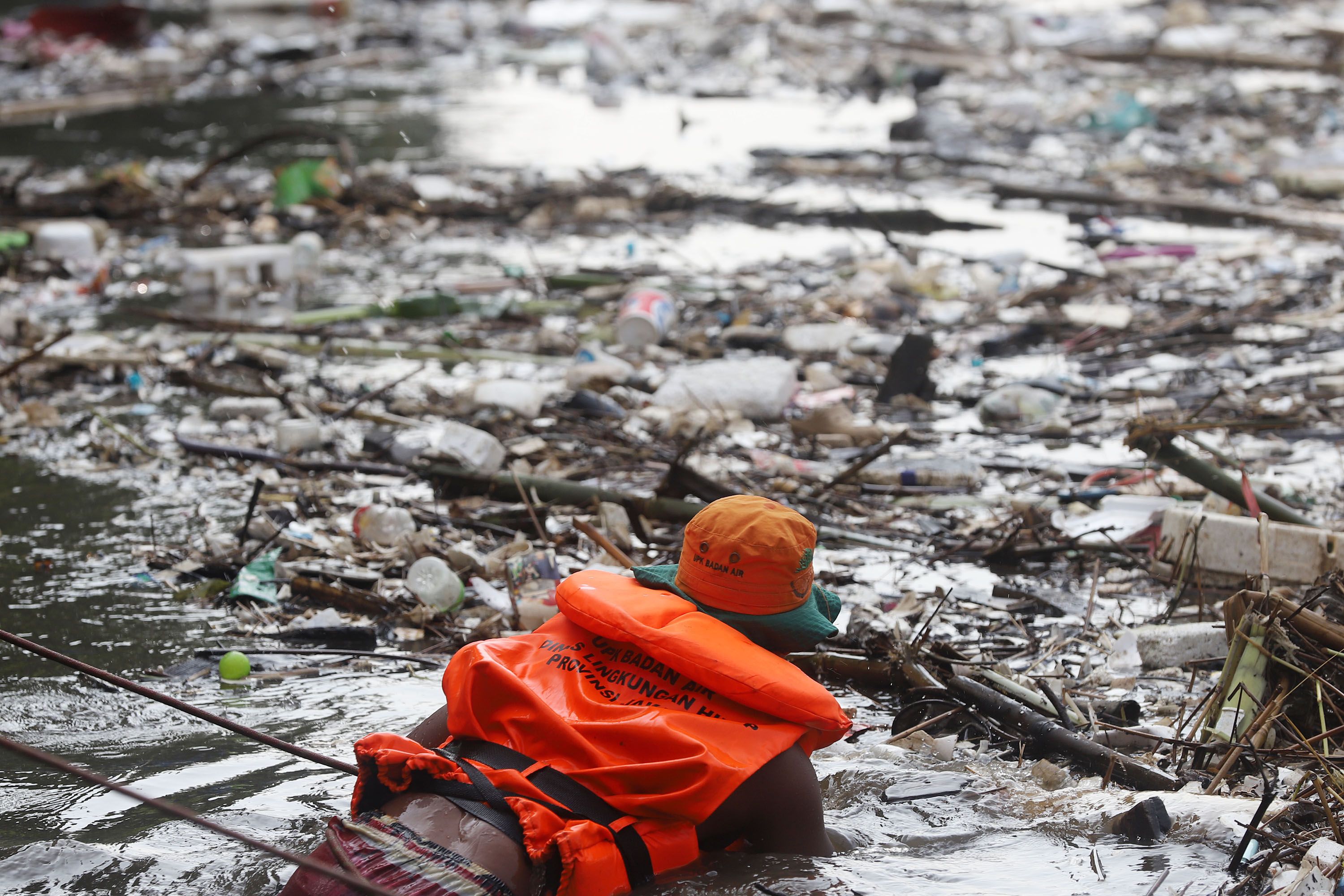 Petugas Badan Air Dinas Lingkungan Hidup Provinsi DKI Jakarta saat membersihkan tumpukkan sampah yan