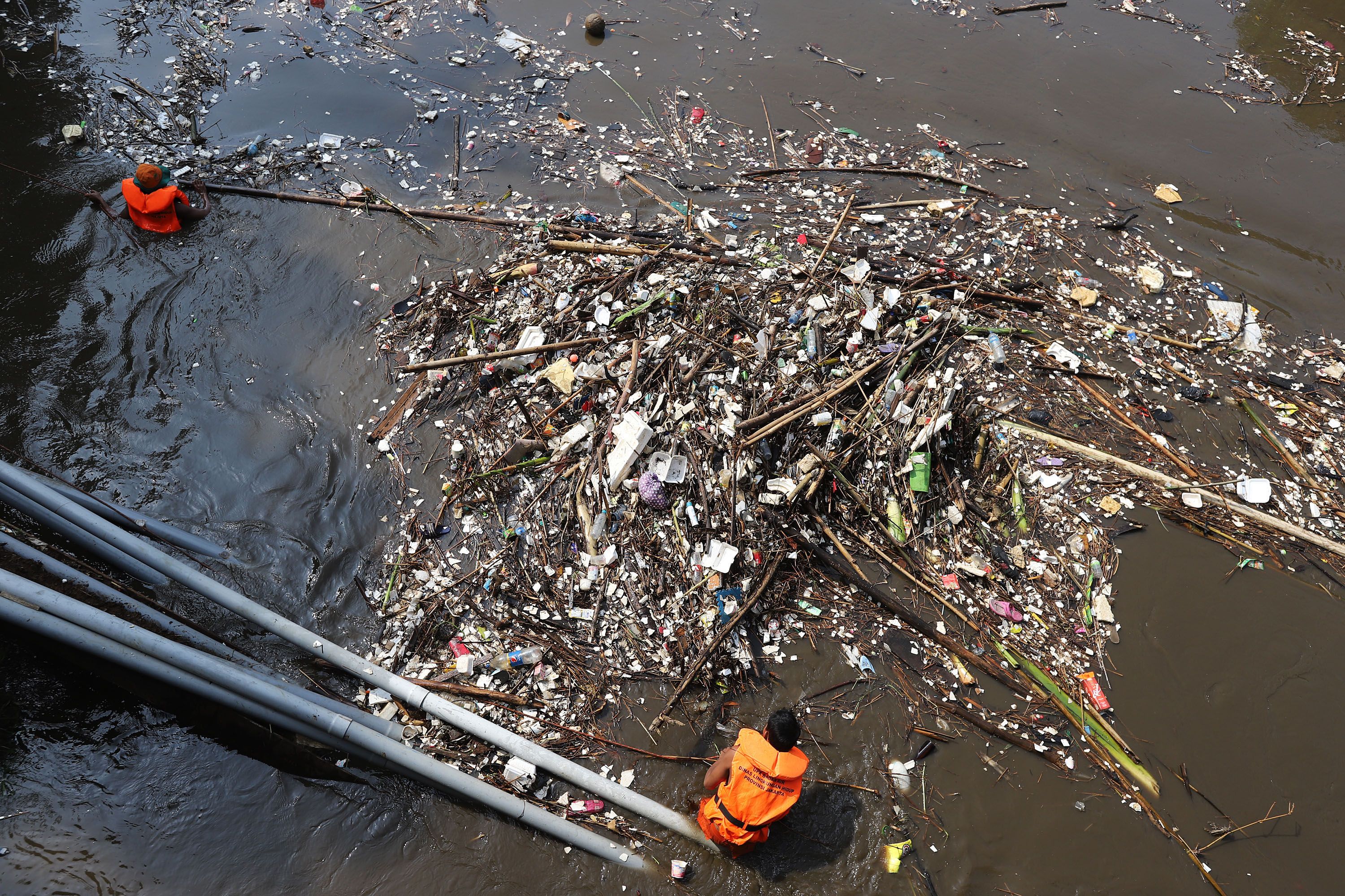 Petugas Badan Air Dinas Lingkungan Hidup Provinsi DKI Jakarta saat membersihkan tumpukkan sampah yan