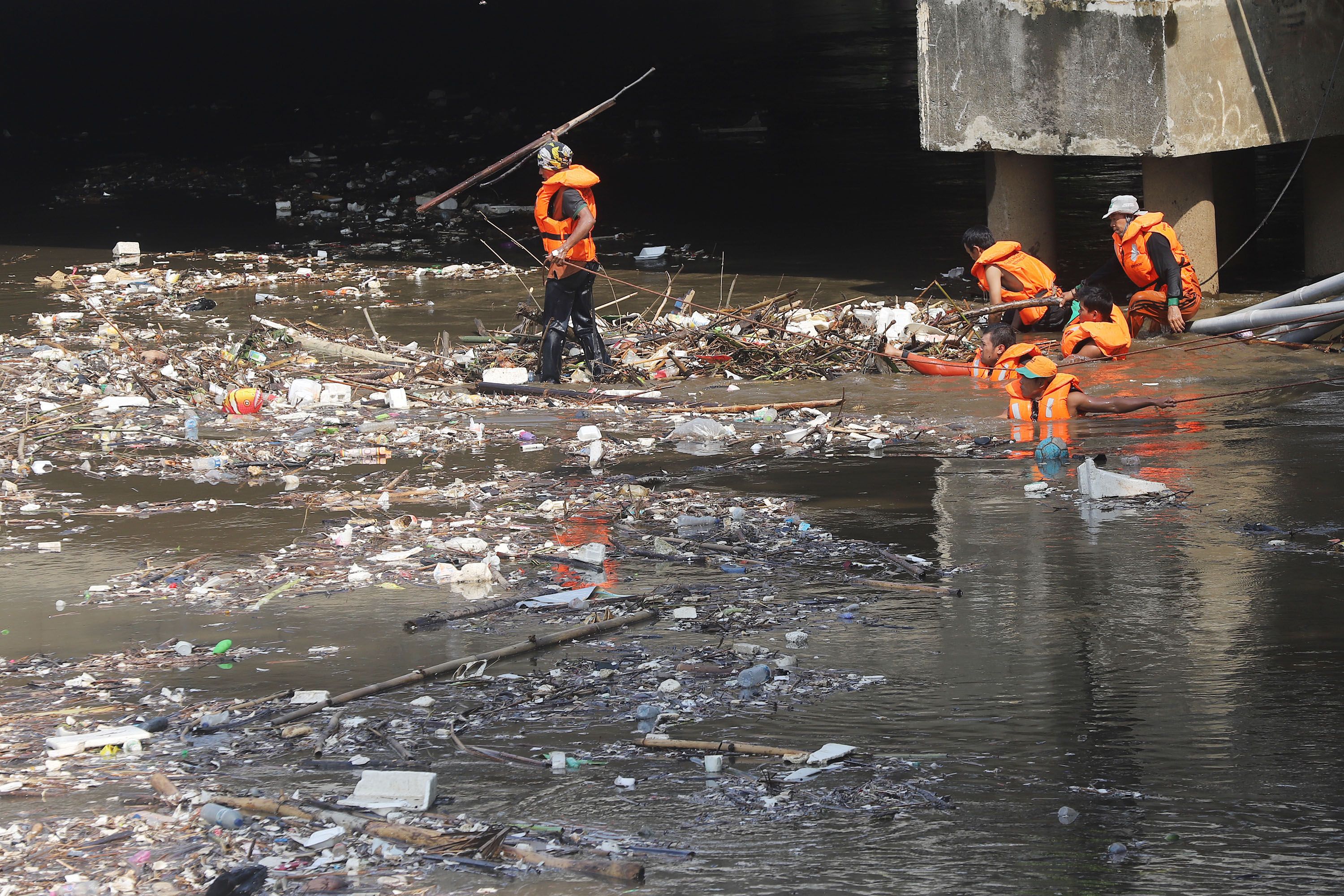 Petugas Badan Air Dinas Lingkungan Hidup Provinsi DKI Jakarta saat membersihkan tumpukkan sampah yan