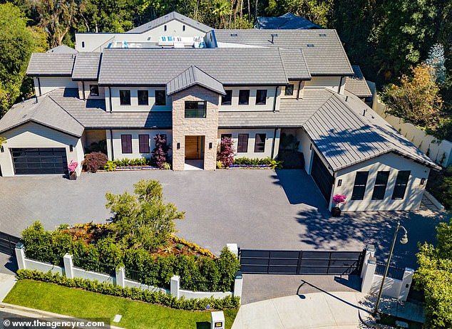 Hayley Baldwin melihat-lihat rumah ini bersama dengan seorang agen real estate