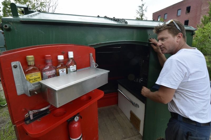 Di bagian depan juga terdapat mini bar yang berisi berbagai macam makanan dan minuman