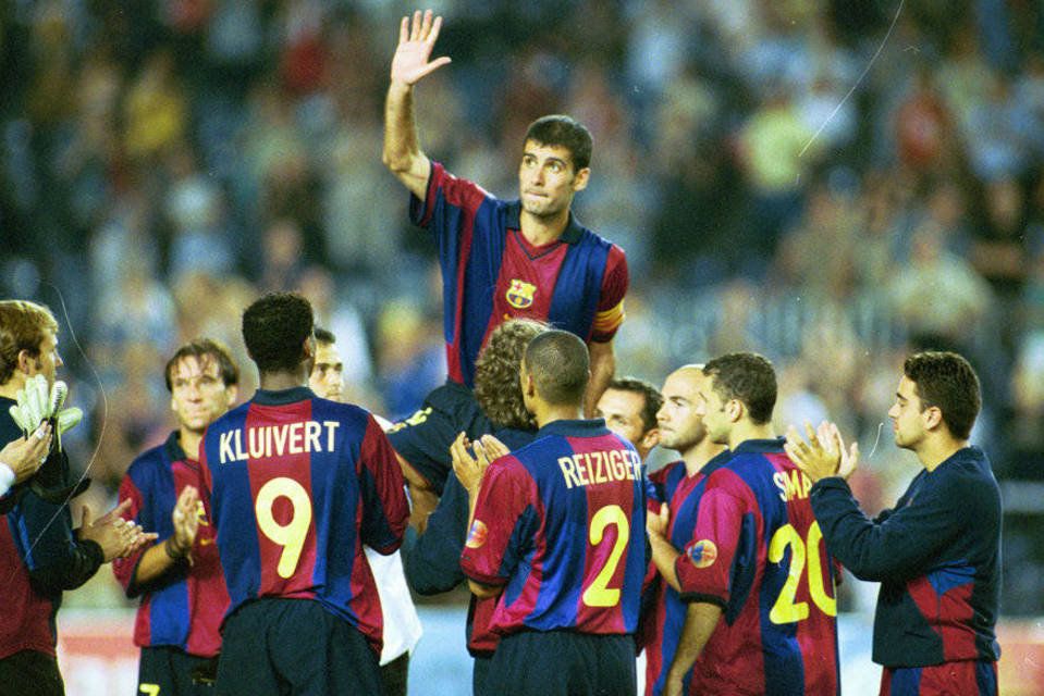 Pep Guardiola bersama para pemain Barcelona, termasuk Xavi dan juga Carles Puyol