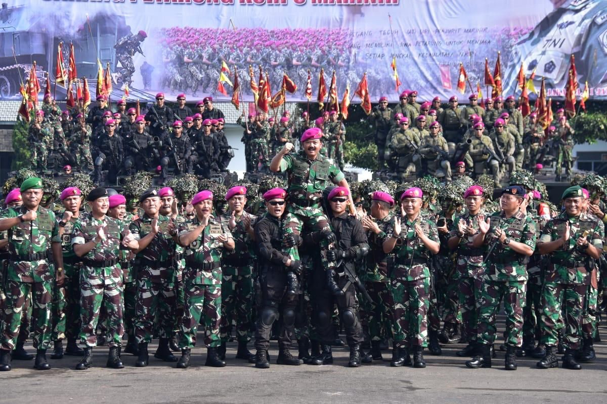 Panglima TNI Marsekal TNI Hadi Tjahjanto, S.I.P. memimpin Apel Khusus Satuan Marinir yang diikuti ol