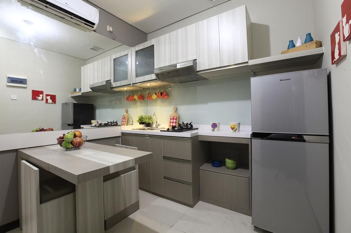 Dengan penggunaan furnitur lipat dan cermin, dapur mungil jadi tampak luas.