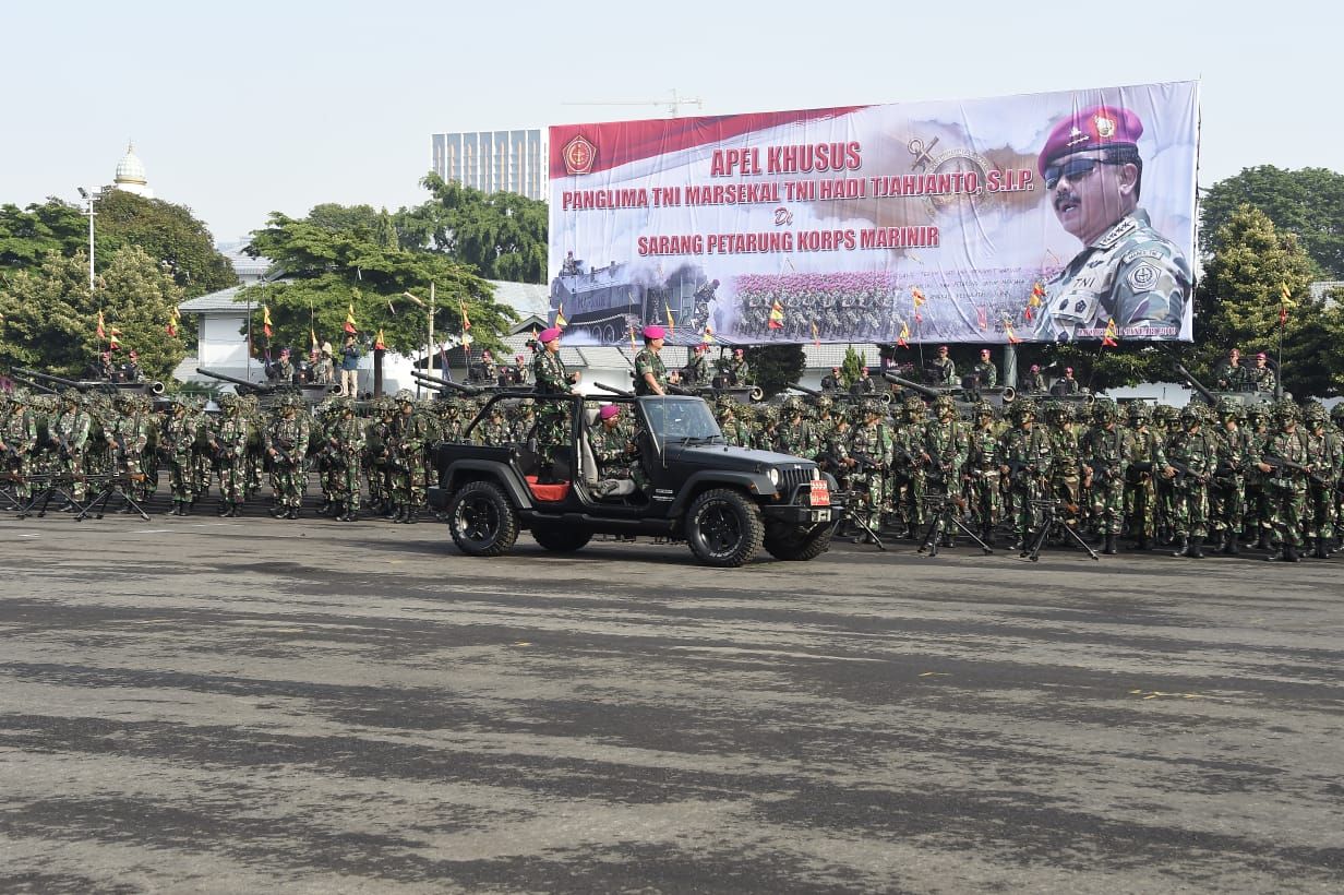 Panglima TNI Marsekal TNI Hadi Tjahjanto, S.I.P. memimpin Apel Khusus Satuan Marinir yang diikuti ol