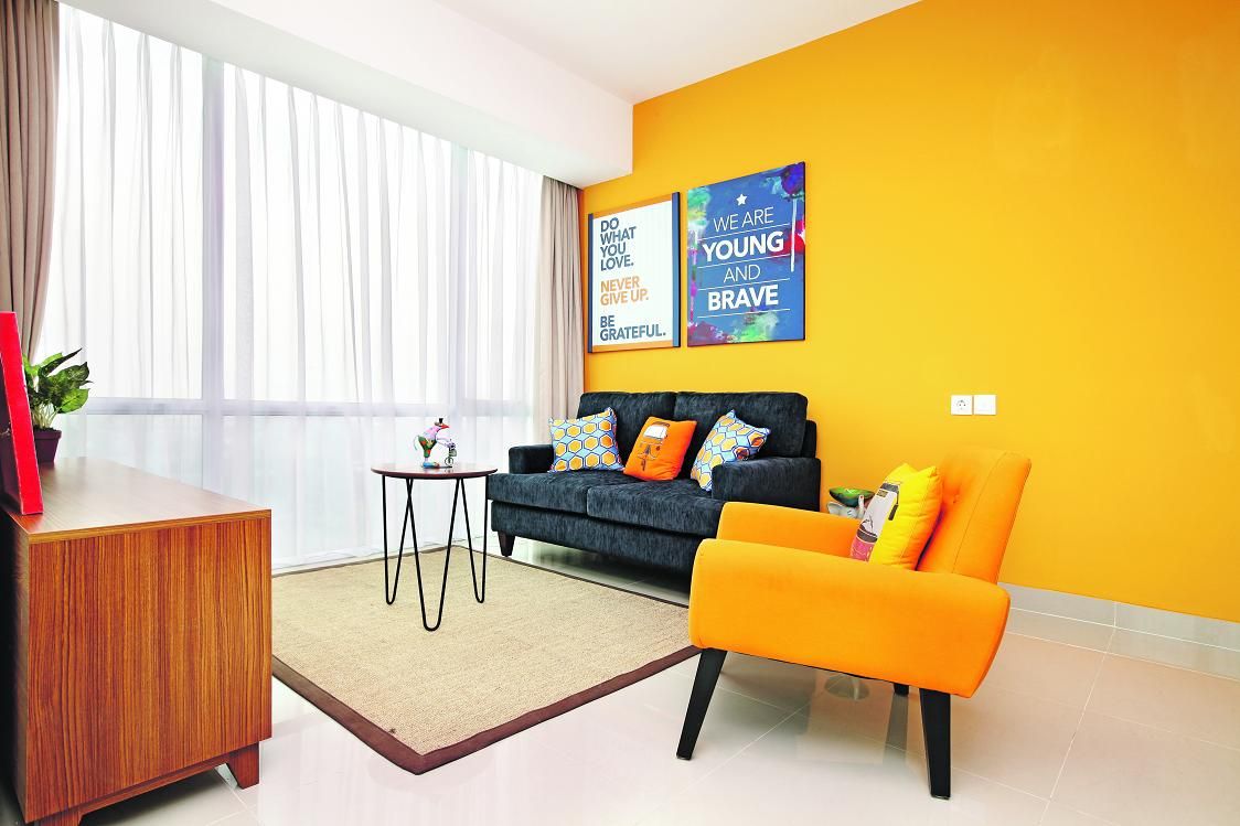 Ruang keluarga tampak cheerful dengan aplikasi warna orange.