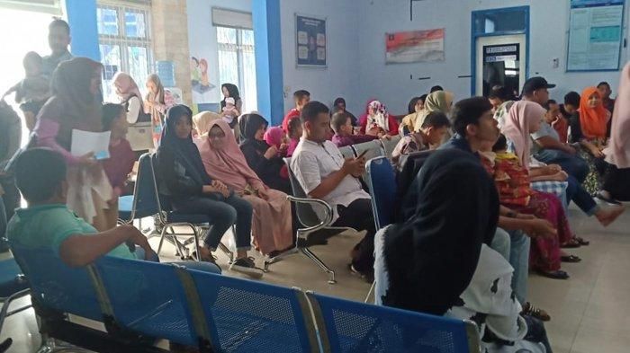 Antrean warga yang membuat paspor di Kantor Imigrasi Banda Aceh, Jumat (11/1/2019) siang. 