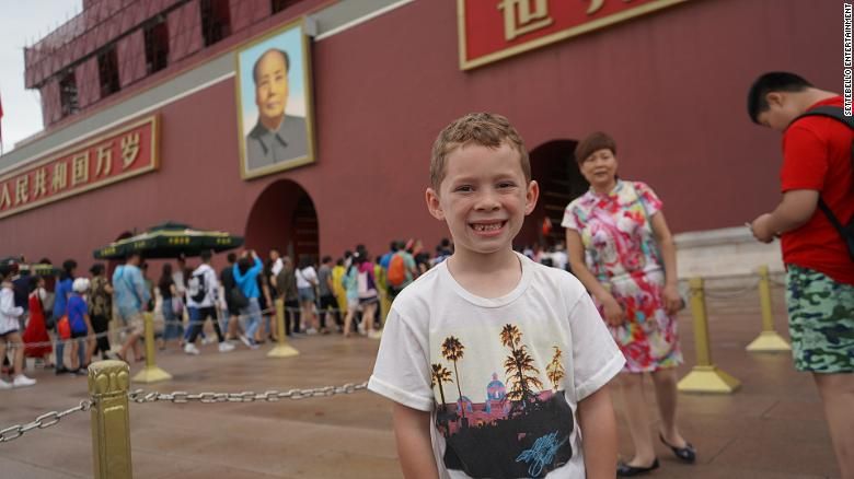 Foto Gavin Thomas di bangunan terkenal di Cina