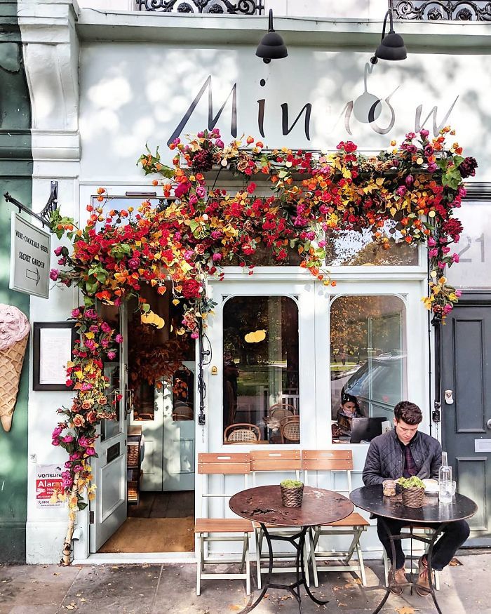 Kafe dengan tampilan fasad yang cantik di London