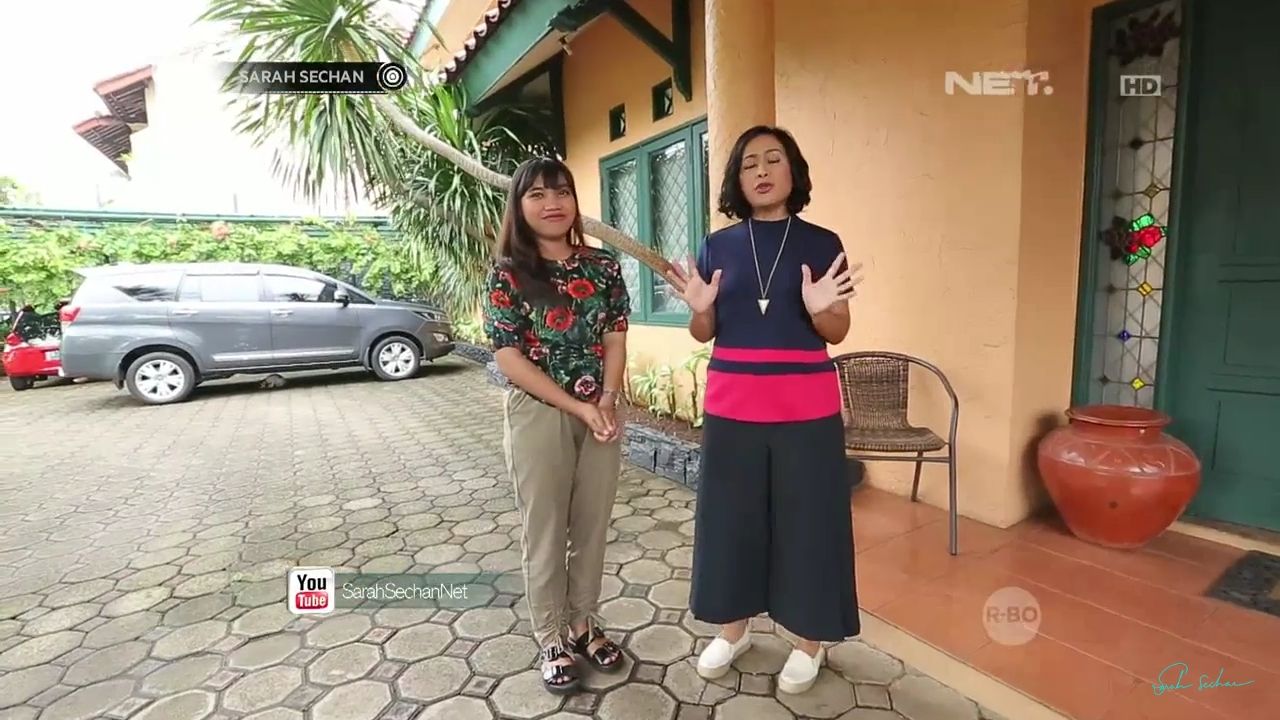 Foto rumah mewah Ikang Fawzi dan Marissa Haque yang mirip resort. Halaman depannya tampak luas.