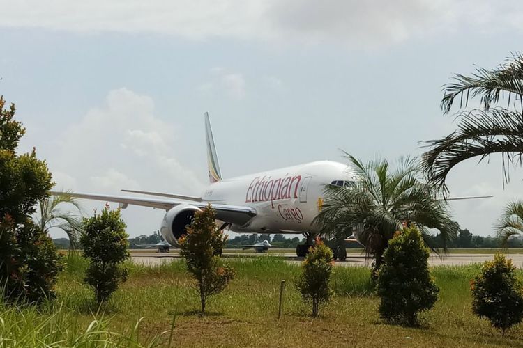 Pesawat Ethiopian Airline callsign ETH3728 dipakasa mendarat oleh jet TNI AU di Batam.