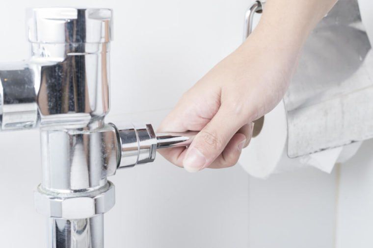 Bagian flush handle untuk menyiram toilet juga menjadi sarang kuman
