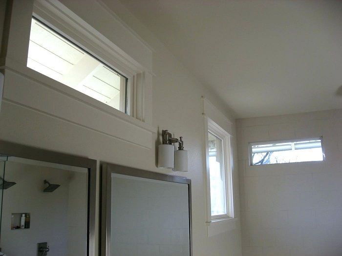 Idealnya, kamar mandi punya jendela sebagai jalur ventilasi sehingga tidak terasa lembab dan panas.