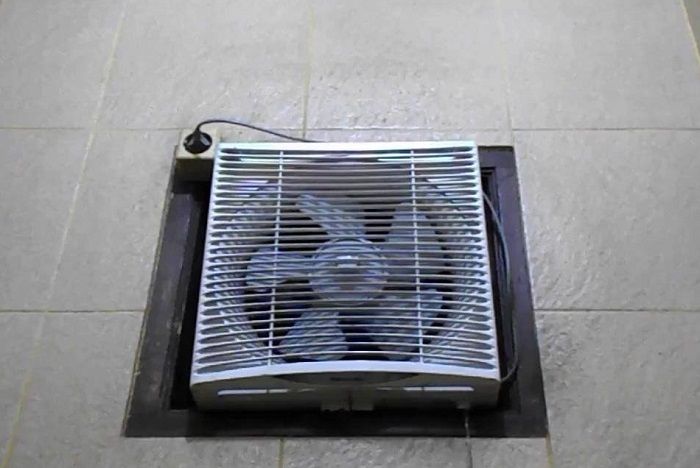 Agar hasilnya optimal, pasang exhaust fan pada plafon yang berseberangan dengan pintu agar udara dapat berputar di kamar mandi.