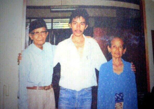 Jokowi muda bersama kakek neneknya