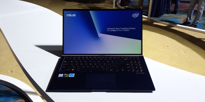 ASUS ZenBook terbaru memiliki bezel yang begitu tipis, ukuran kecil, sangat ringan, dan didukung oleh komponen yang bertenaga.