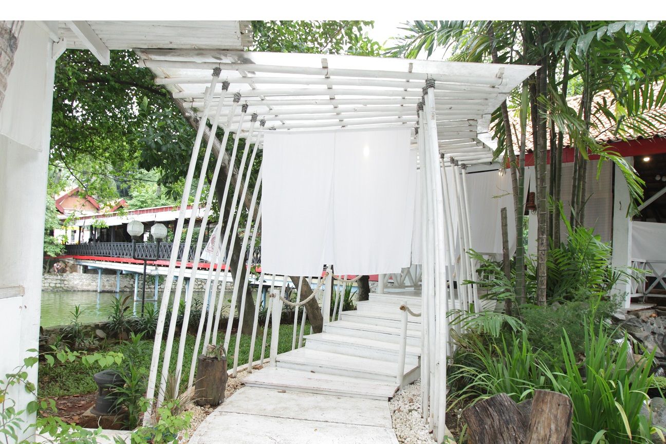 Kokonut & Curtains di Komplek Taman Ria Senayan, Jakarta Pusat
