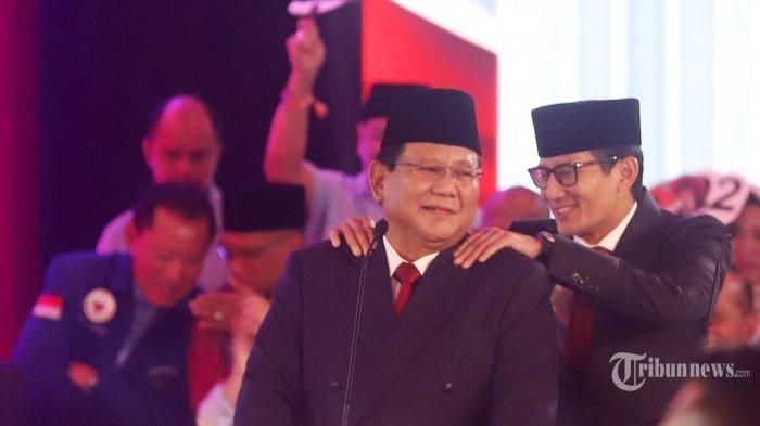 Sandiaga Uno memijit pundak Prabowo Subianto dalam debat pertama calon presiden RI 2019-2024.