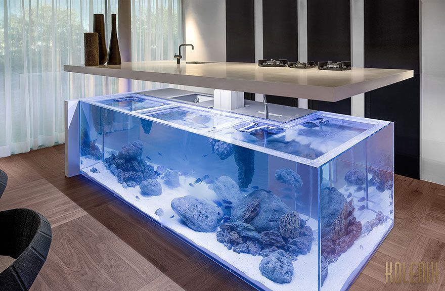 Meja ini bisa terangkat pada bagian table top dan bisa langsung akses ke aquarium