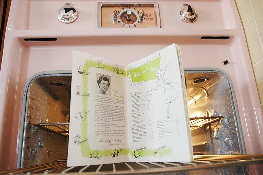 Tampilan oven yang juga lengkap dengan buku panduan manual
