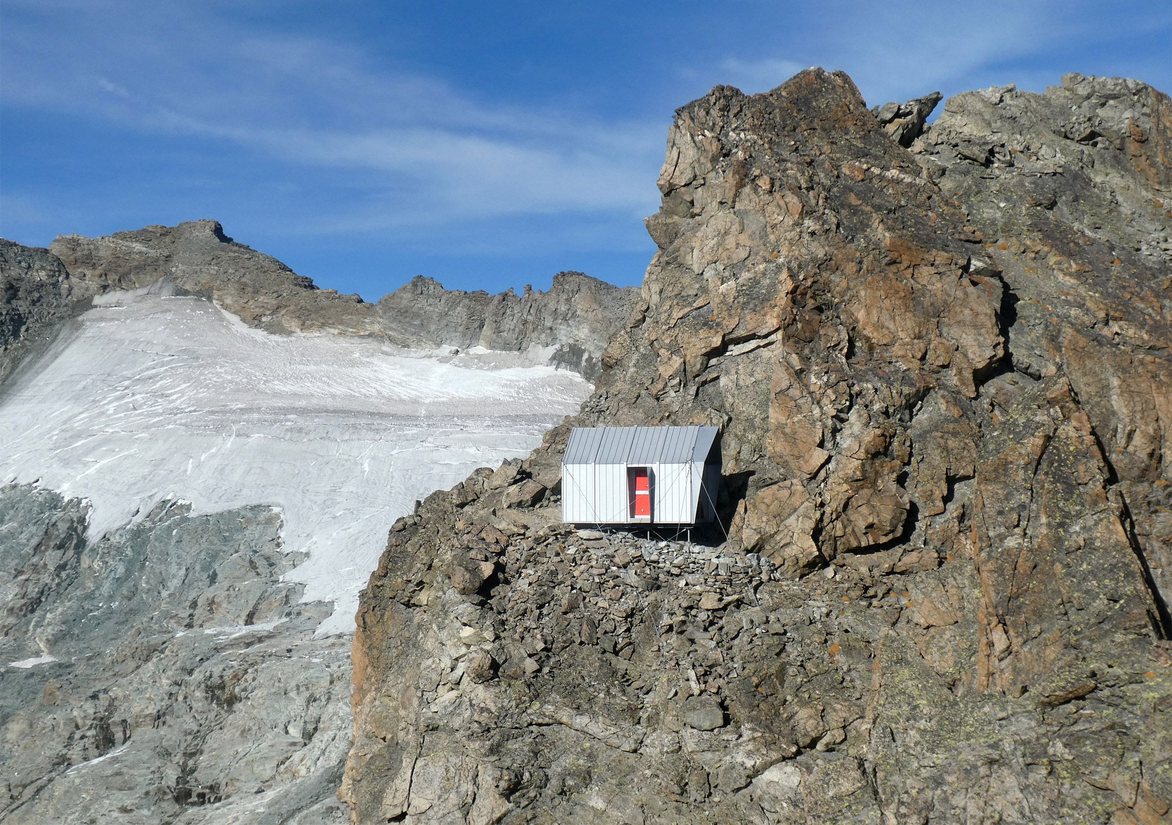 Keren! Shelter Ini Dibangun di Tepi Puncak Gunung yang Terpencil dan Cuacanya Ekstrem