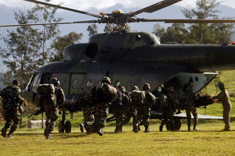 Prajurit TNI bersiap menaiki helikopter menuju Nduga di Wamena, Papua, Rabu (5/12/2018). Aparat gabu