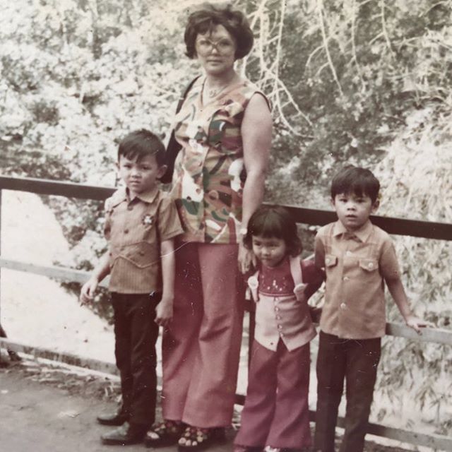 Ahok kecil dan keluarganya.