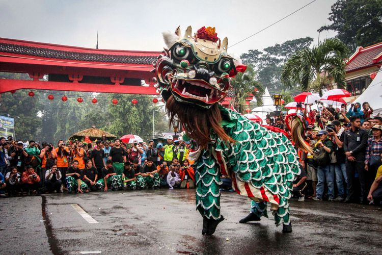 Suasana pawai pesta rakyat Cap Go Meh Street Festival di Jalan Suryakencana, Kota Bogor, Jawa Barat, Jumat (2/03/2018). Acara yang dikemas dalam bentuk kirab budaya nusantara ini merupakan puncak perayaan imlek yang selalu digelar setiap tahun.(