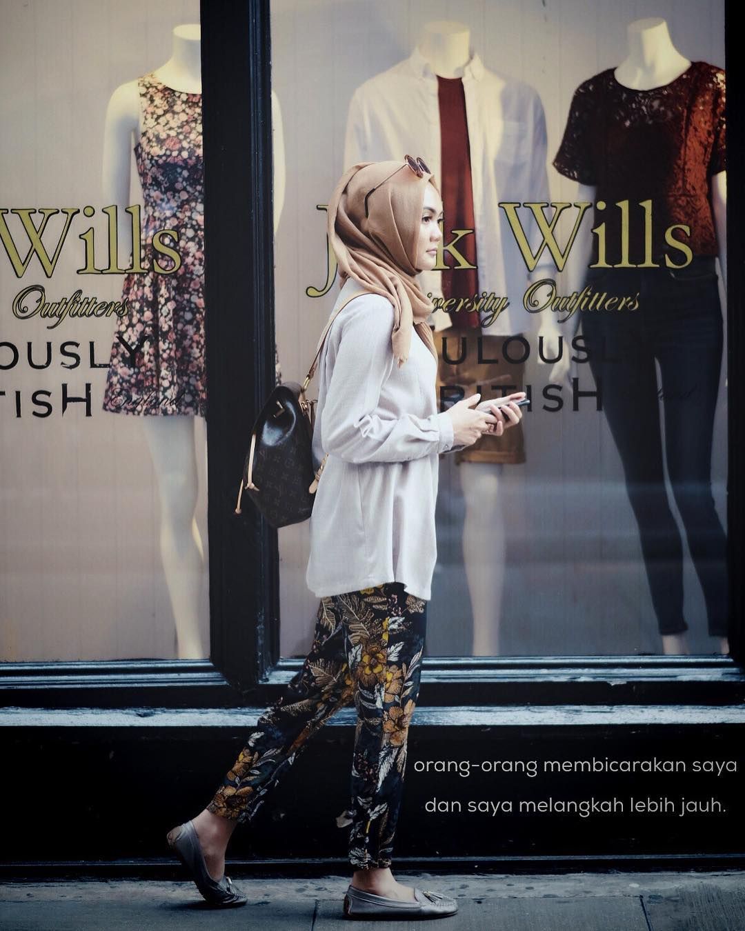 Fashion hijab Rina Nose pakai tas mewah Louis Vuitton Monogram Montsouris Backpack