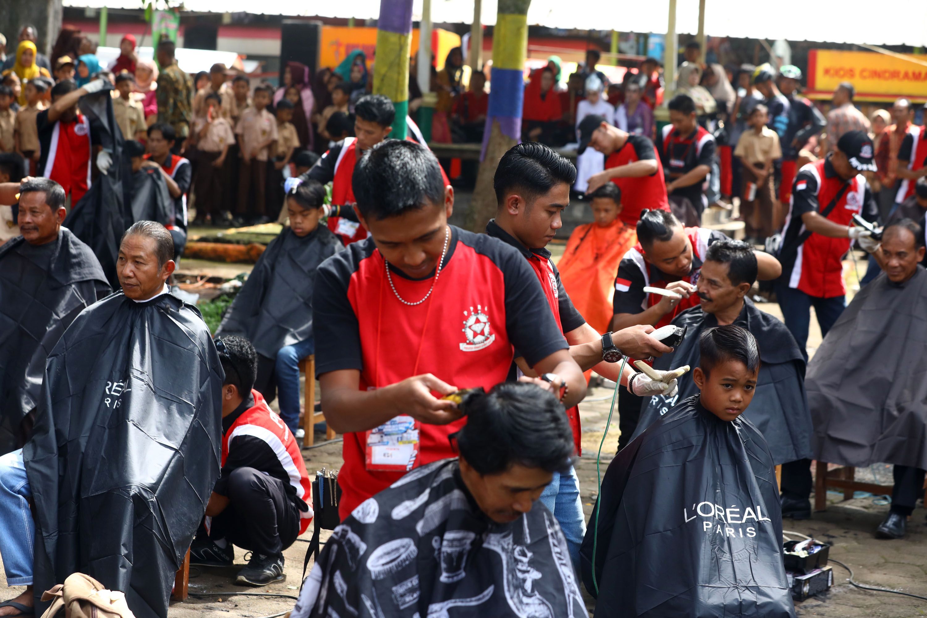 Warga Garut mengikuti potong rambut massal di area wisata Situ Bagendit, Garut, Jawa Barat, Sabtu (1