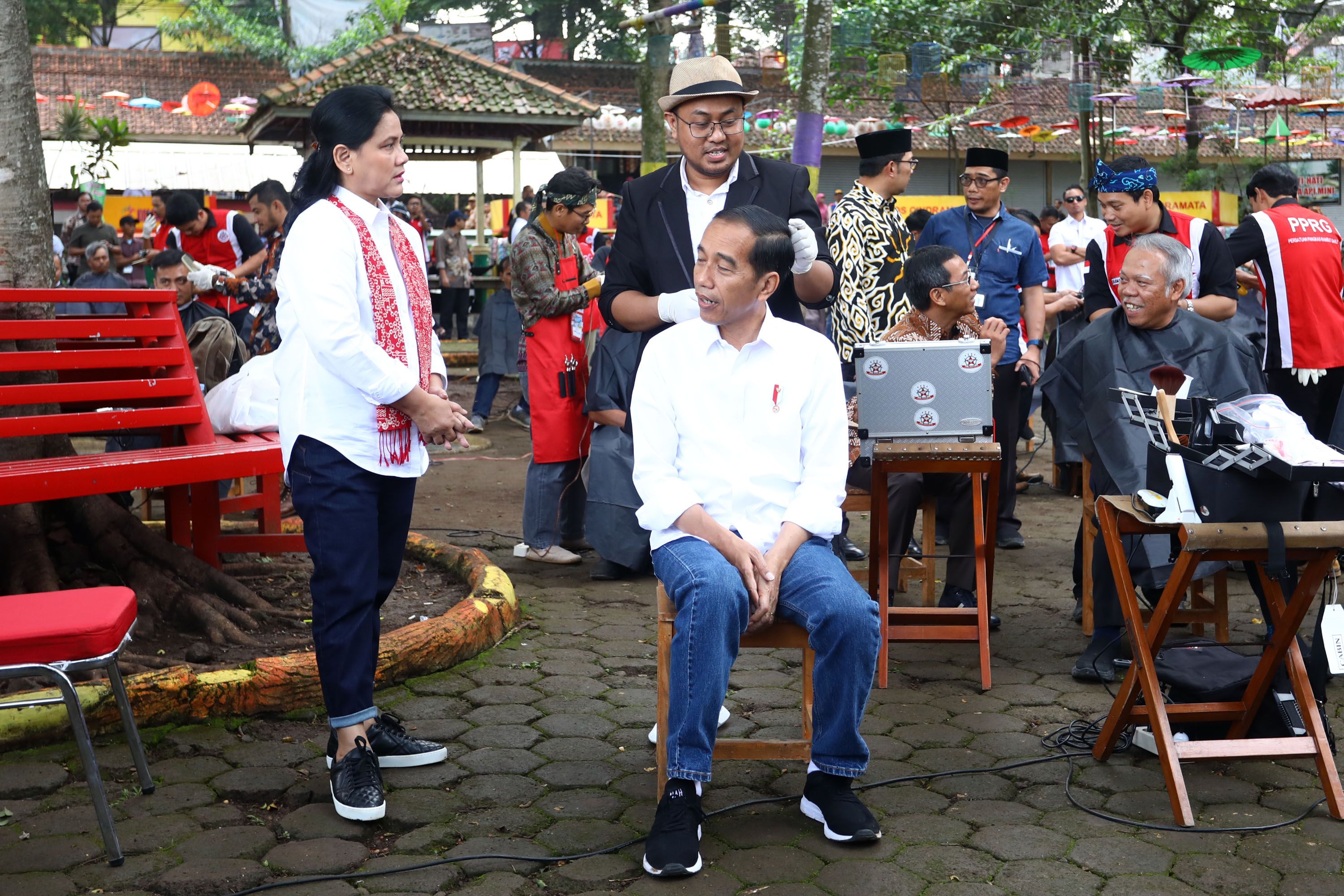 Presiden Joko Widodo (tengah) didampingi Ibu Negara Iriana Joko Widodo (kiri) mengikuti potong rambu