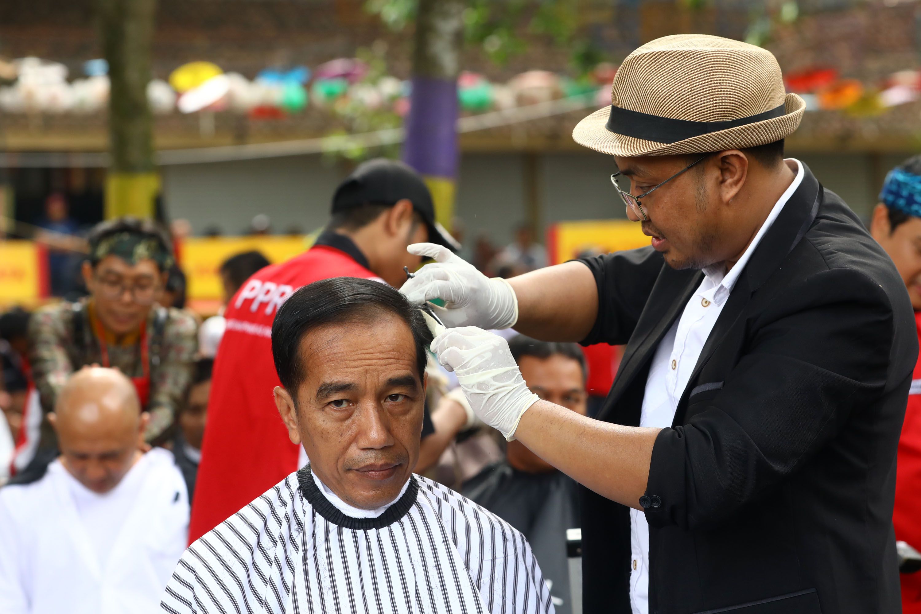 Presiden Joko Widodo mengikuti potong rambut massal di area wisata Situ Bagendit, Garut, Jawa Barat,