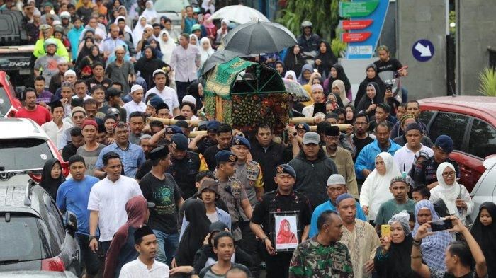 Ribuan pelayat mengantar jenazah almarhum Hj Nur Aliyah istri ustaz Maulana