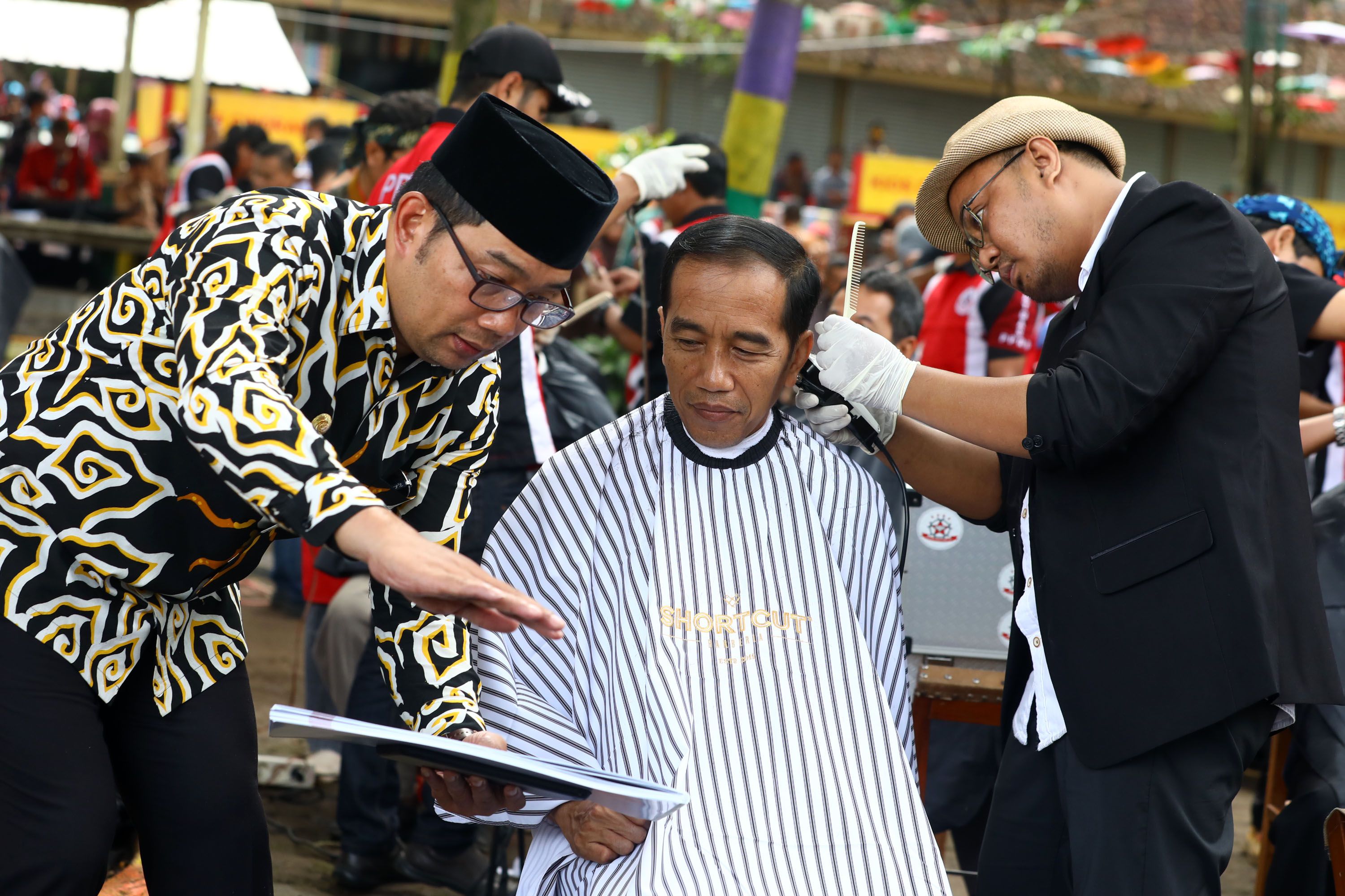 Presiden Joko Widodo (tengah) berbincang dengan Gubernur Jawa Barat Ridwan Kamil (kiri) saat mengiku