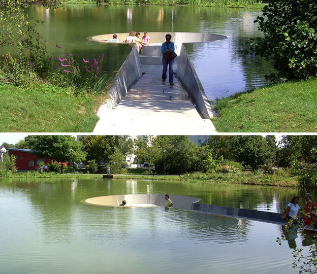 Kursi yang letaknya di tengah-tengah danau