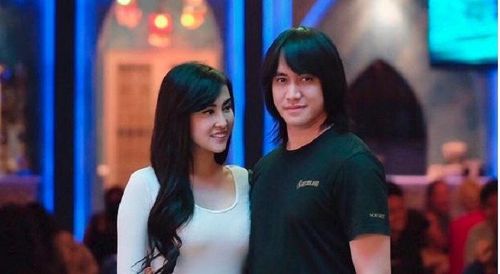 Super Romantis! Kevin Aprilio Lamar Sang Kekasih di Tengah Hamparan Salju