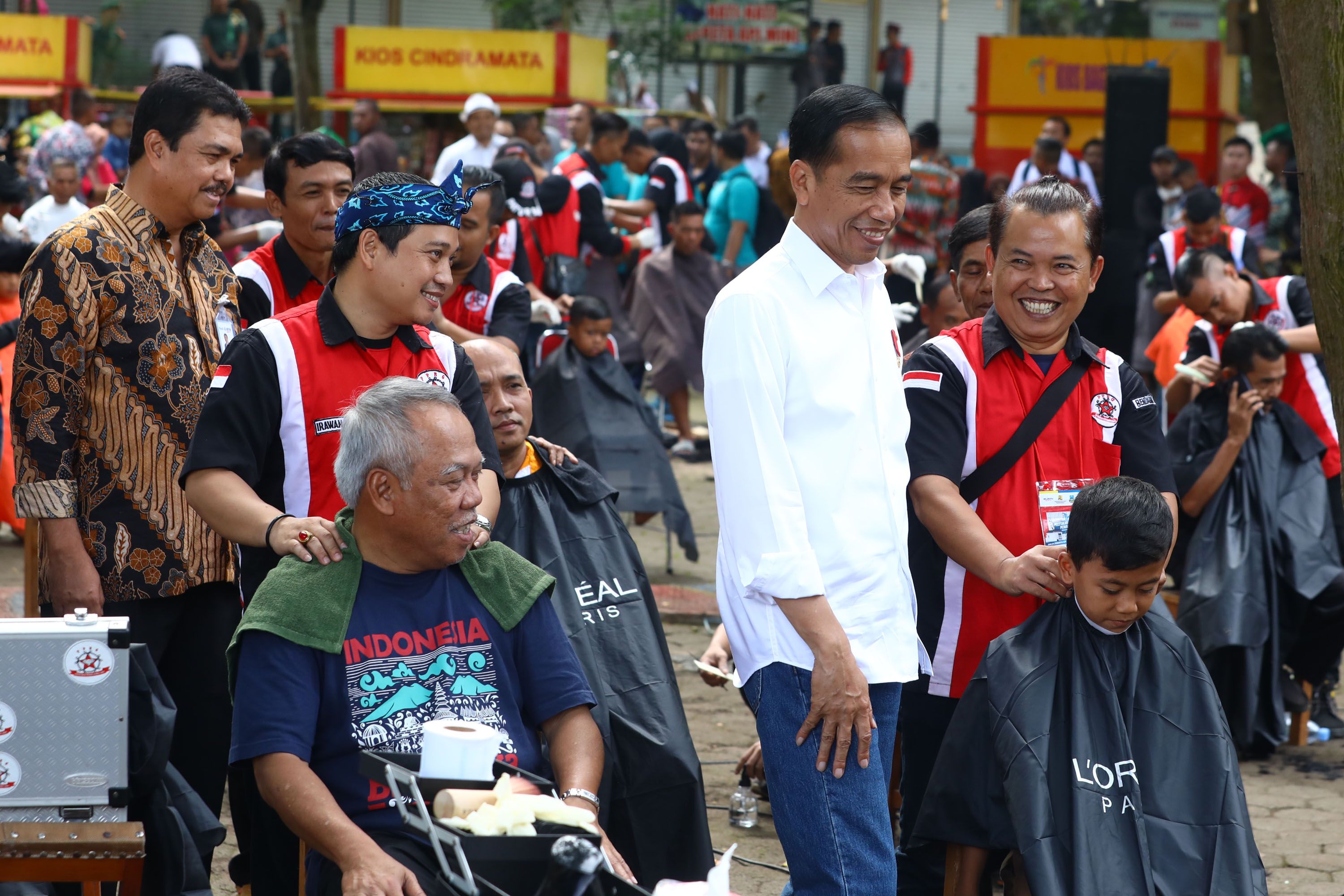 Presiden Joko Widodo mengikuti potong rambut massal di area wisata Situ Bagendit, Garut, Jawa Barat,