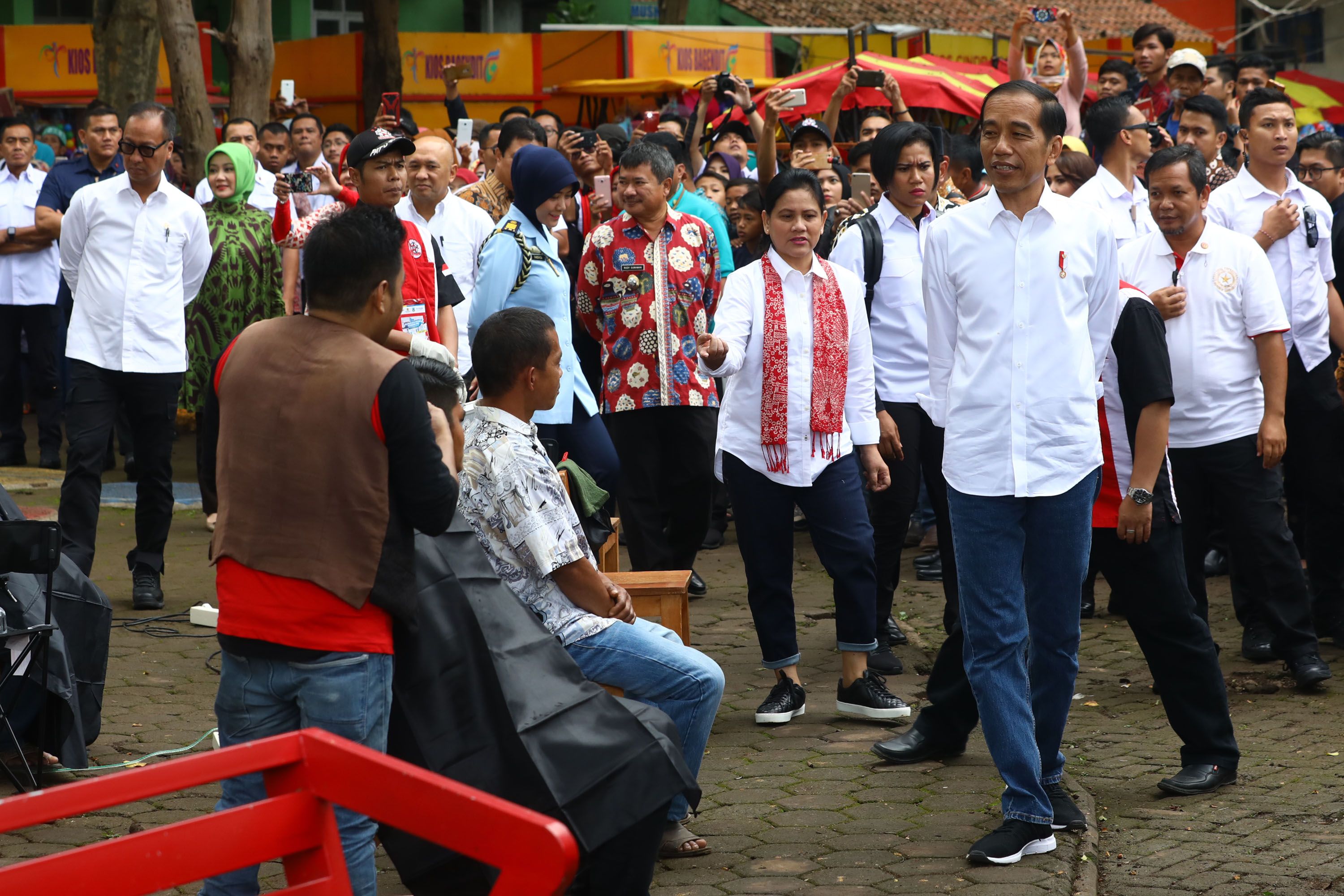 Presiden Joko Widodo (kedua kanan) didampingi Ibu Negara Iriana Joko Widodo (ketiga kanan) sebelum m