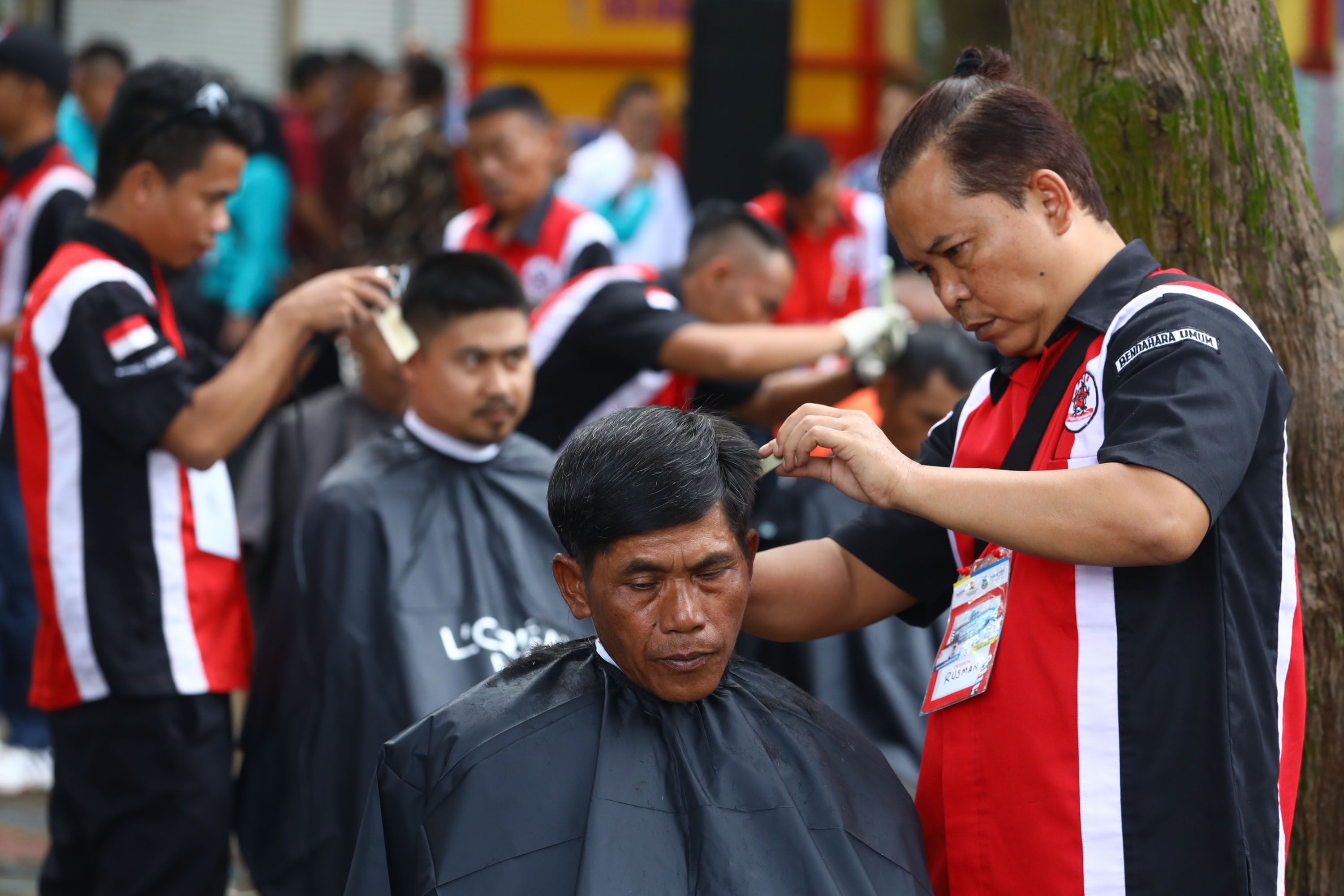 Warga Garut mengikuti potong rambut massal di area wisata Situ Bagendit, Garut, Jawa Barat, Sabtu (1