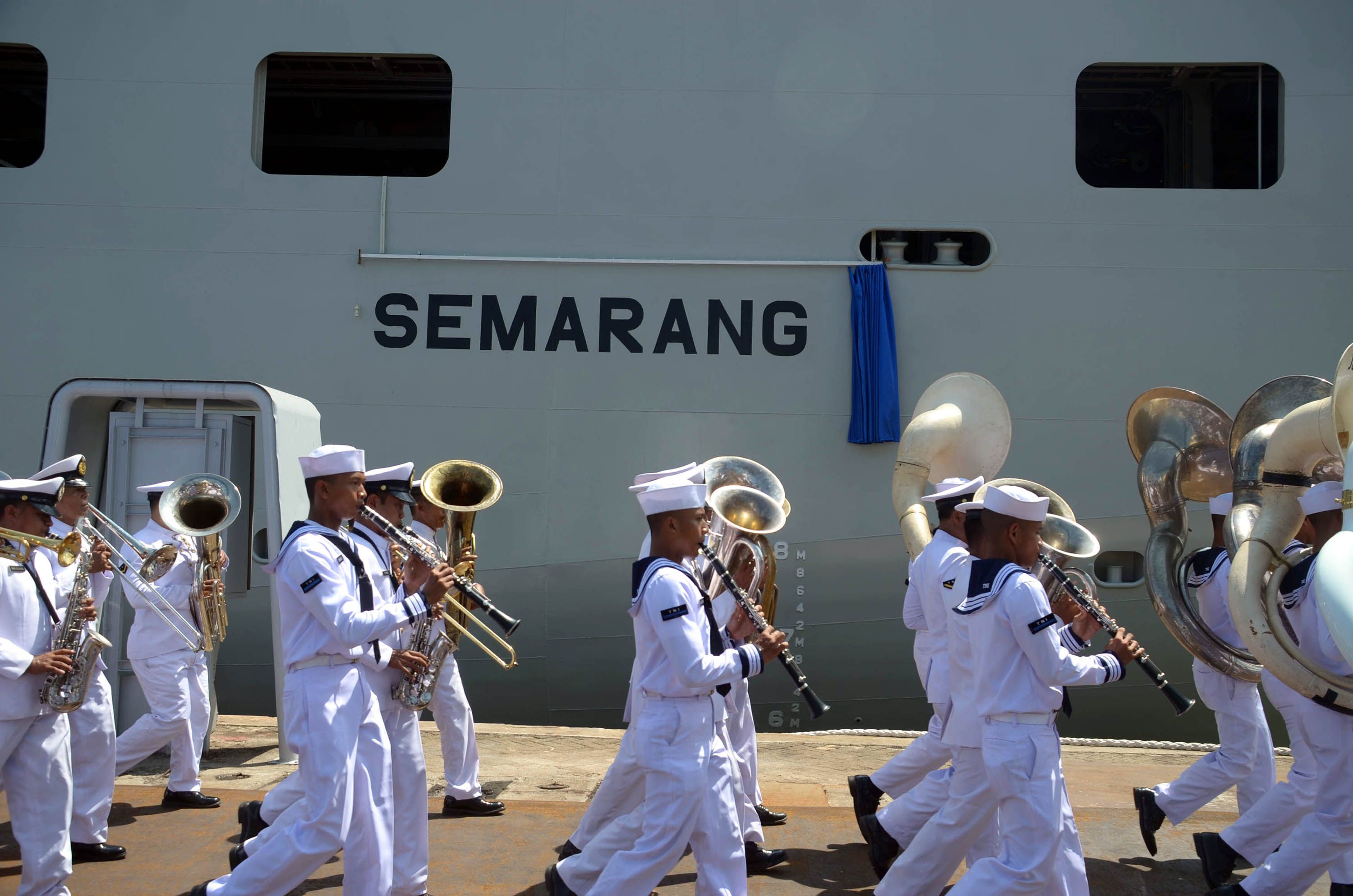 Sejumlah prajurit TNI AL berbaris saat upacara peresmian dan pengukuhan Komandan KRI Semarang 594 di