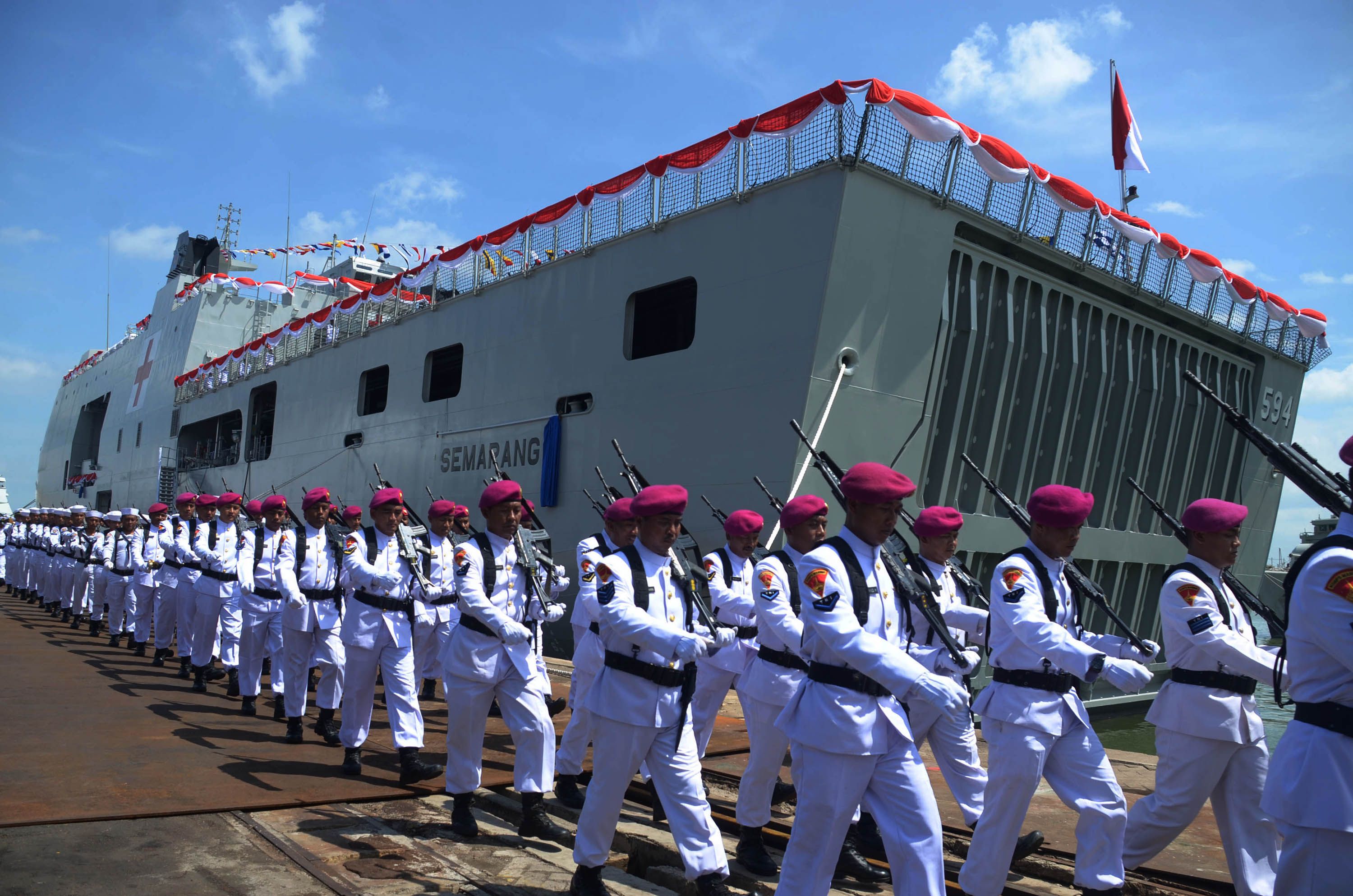 Sejumlah prajurit TNI AL berbaris saat upacara peresmian dan pengukuhan Komandan KRI Semarang 594 di