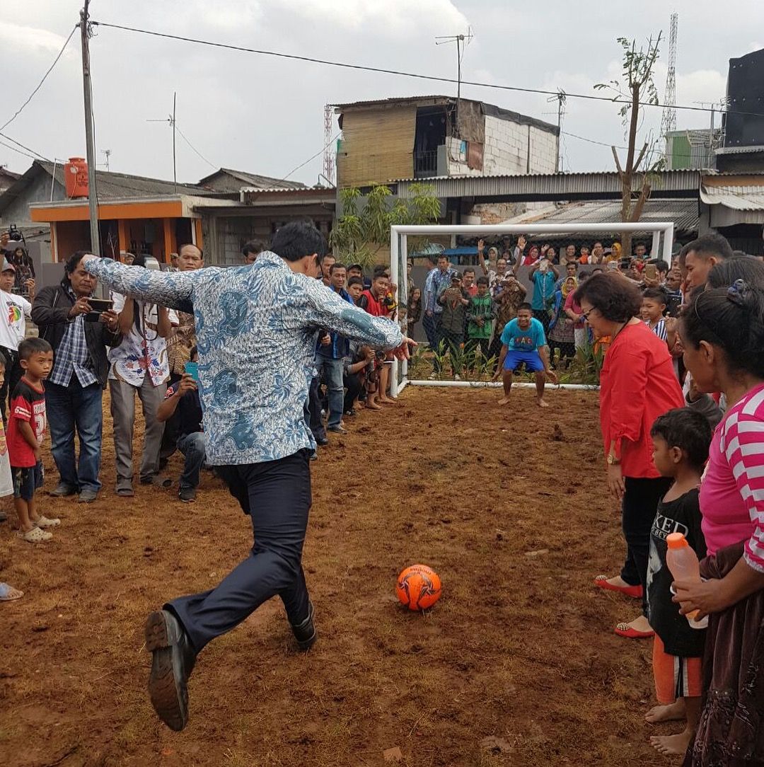 Basuki Tjahaja Purnama atau Ahok atau BTP berinteraksi dengan warga Jakarta.