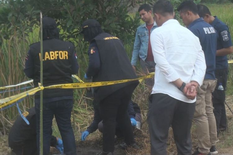 Lokasi tempat penemuan jenazah IA (20) korban pembunuhan yang tewas dibakar di Jalan Kebun Sawit Dusun IV SP 2 Desa Sungai Rambutan Kecamatan Indralaya Utara Kabupaten Ogan Ilir, Minggu (20/1/2019).