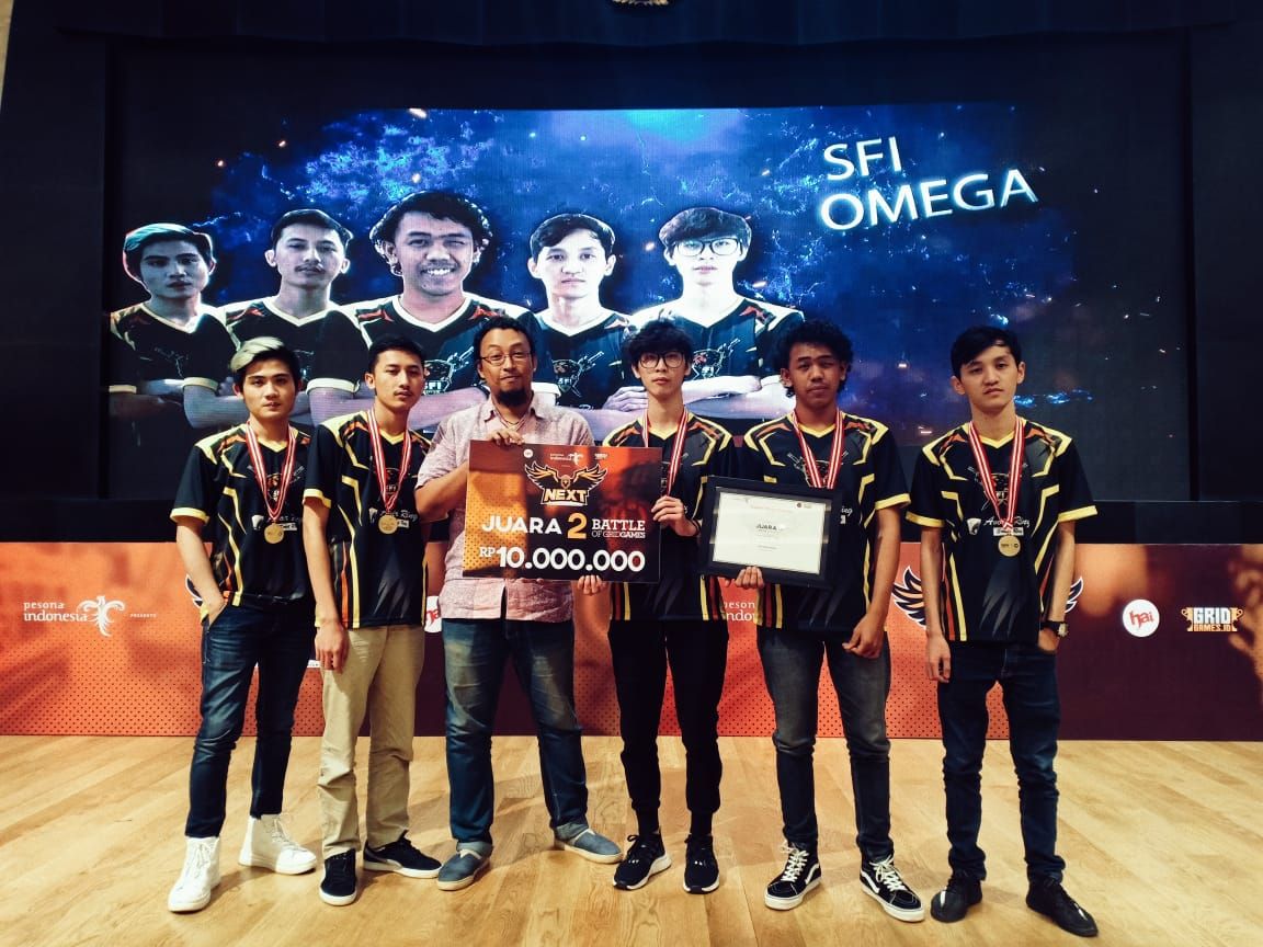 Lian (ketiga dari kanan) saat Tim SFI Omega mendapat juara kedua kategori UMUM di Turnamen N.E.X.T 2019