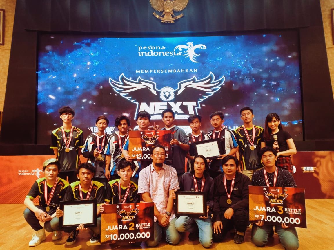 Foto bersama pemenang juara kategori Umum di Turnamen N.E.X.T 2019