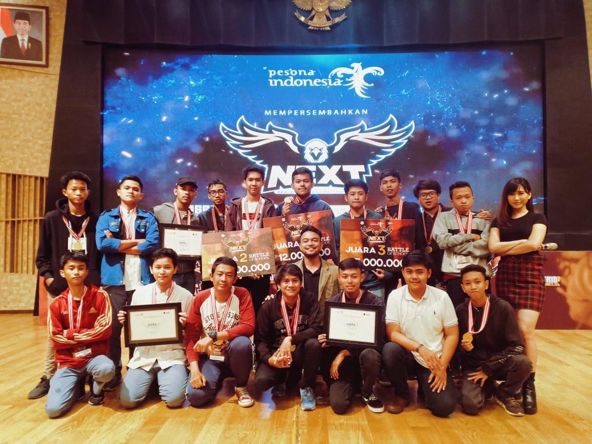 Foto bersama pemenang juara kategori SMA di Turnamen N.E.X.T 2019