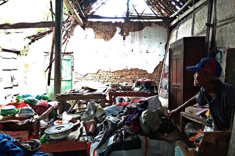 Kondisi Rumah Mbah Sadikun yang sudah reyot dan hampir roboh.