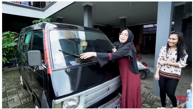 Ria Ricis meraba mobil pemberian Ayu Ting Ting